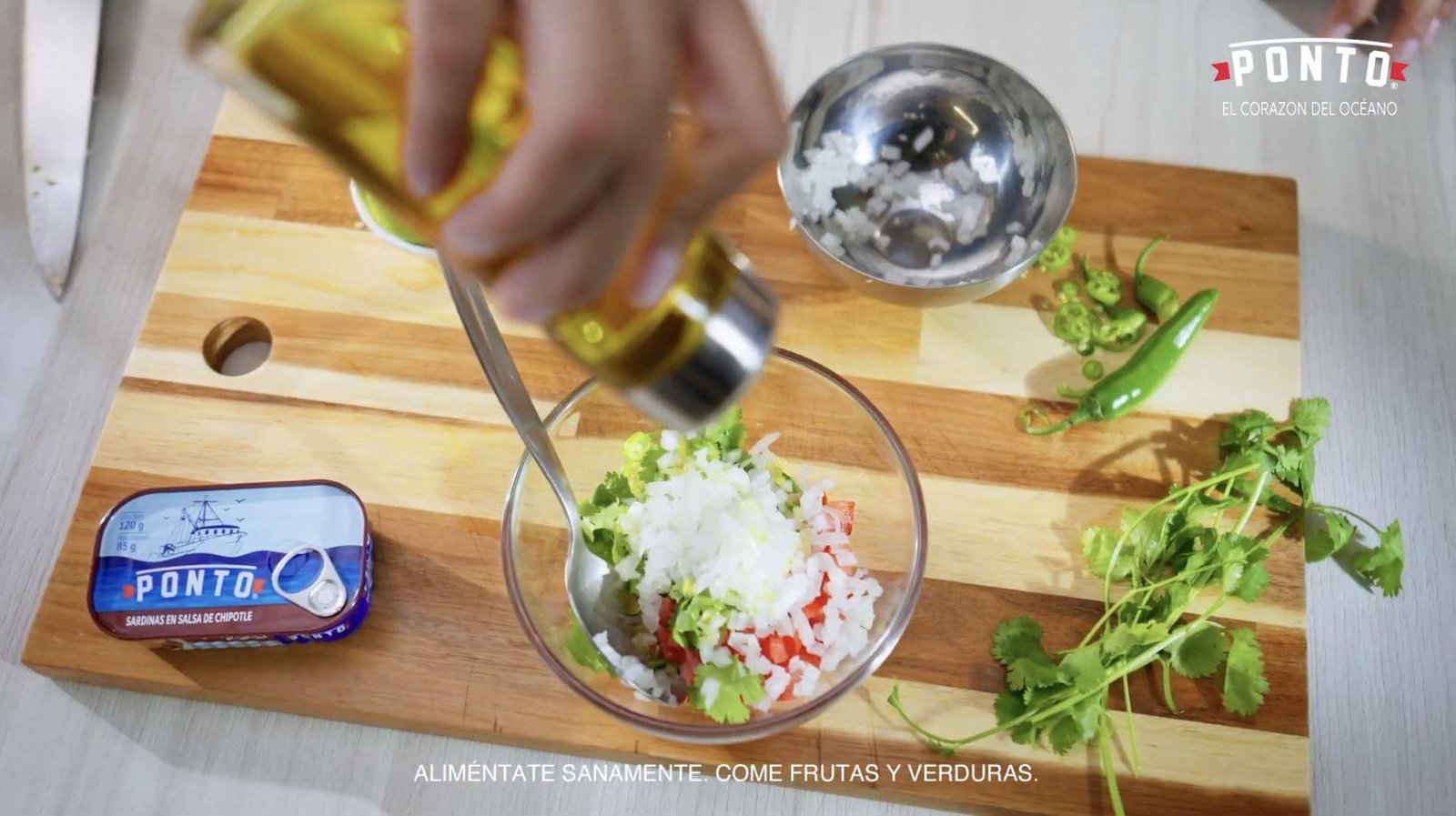 Deshojamos el cilantro, ponemos aceite, limón y mezclamos.