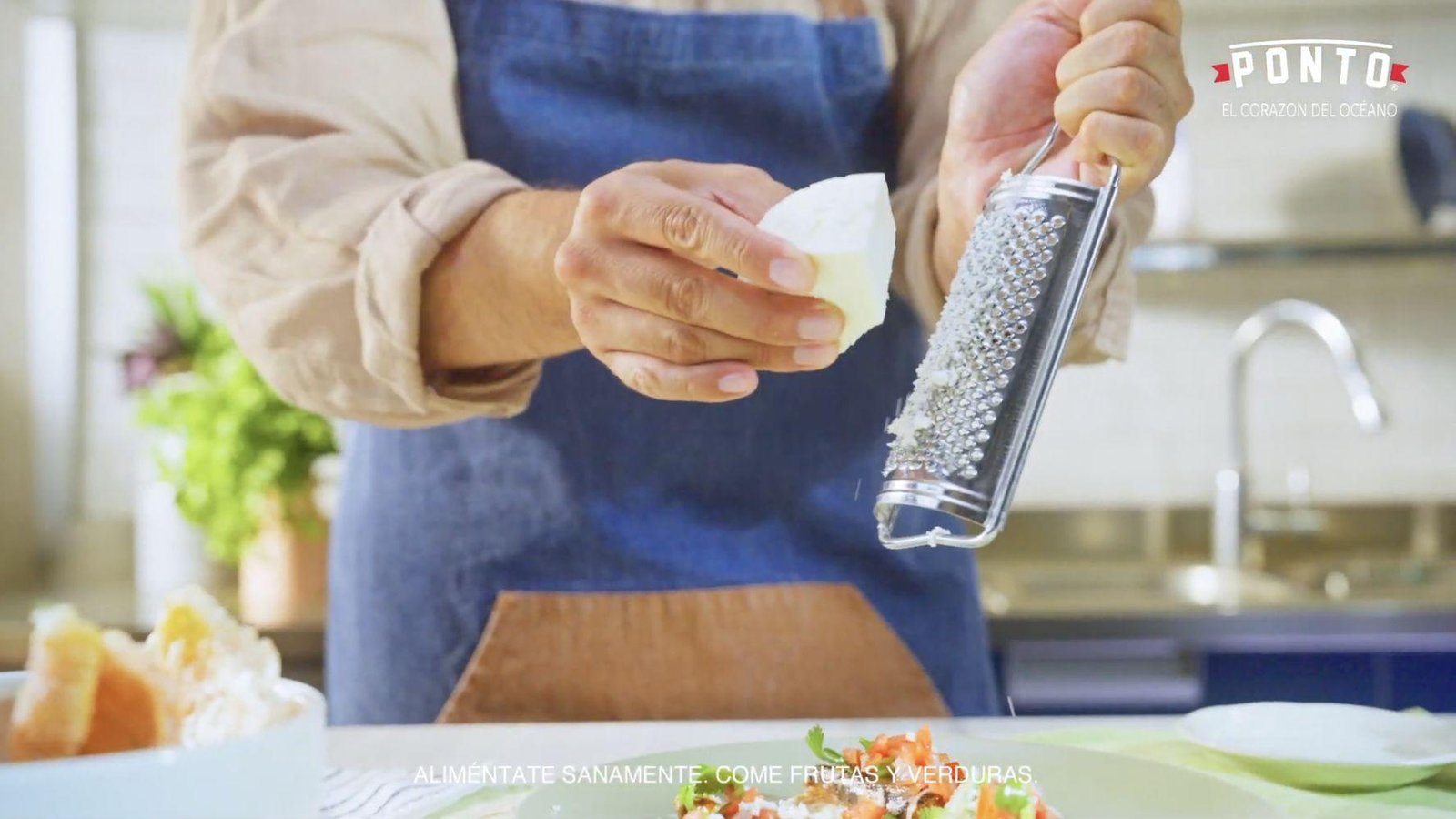 Las ponemos sobre las tortillas, agregamos pico de gallo, aguacate, chicharrón, queso y limón al gusto. 