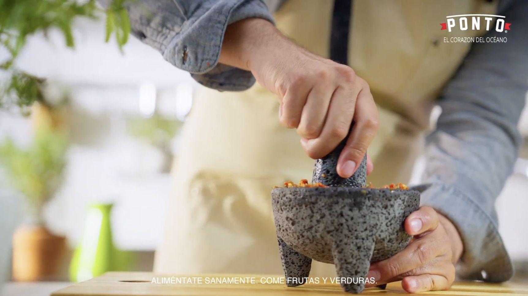 Los molemos en molcajete con las nueces y agregamos aceite de oliva.