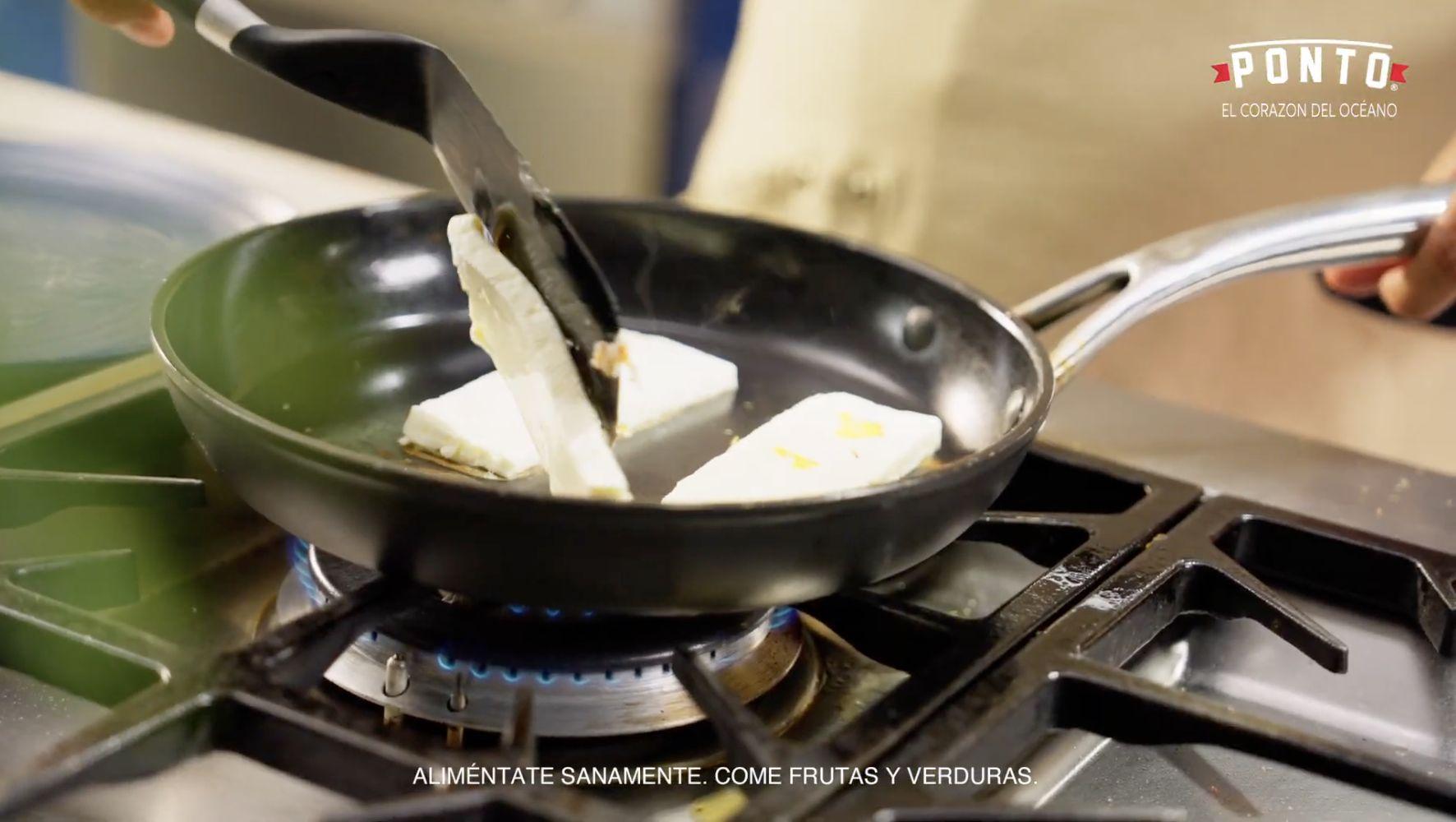 Asamos el queso panela y tostamos rodajas de pan.