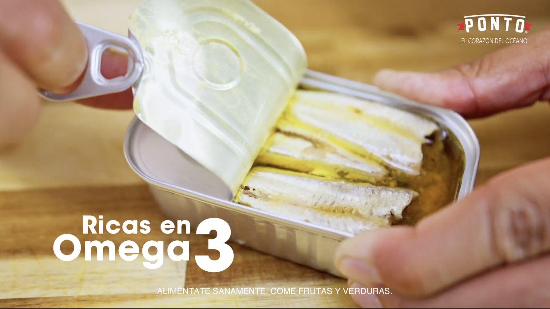 Abrimos las sardinas en aceite de aguacate extra virgen Ponto y las cortamos a lo largo.