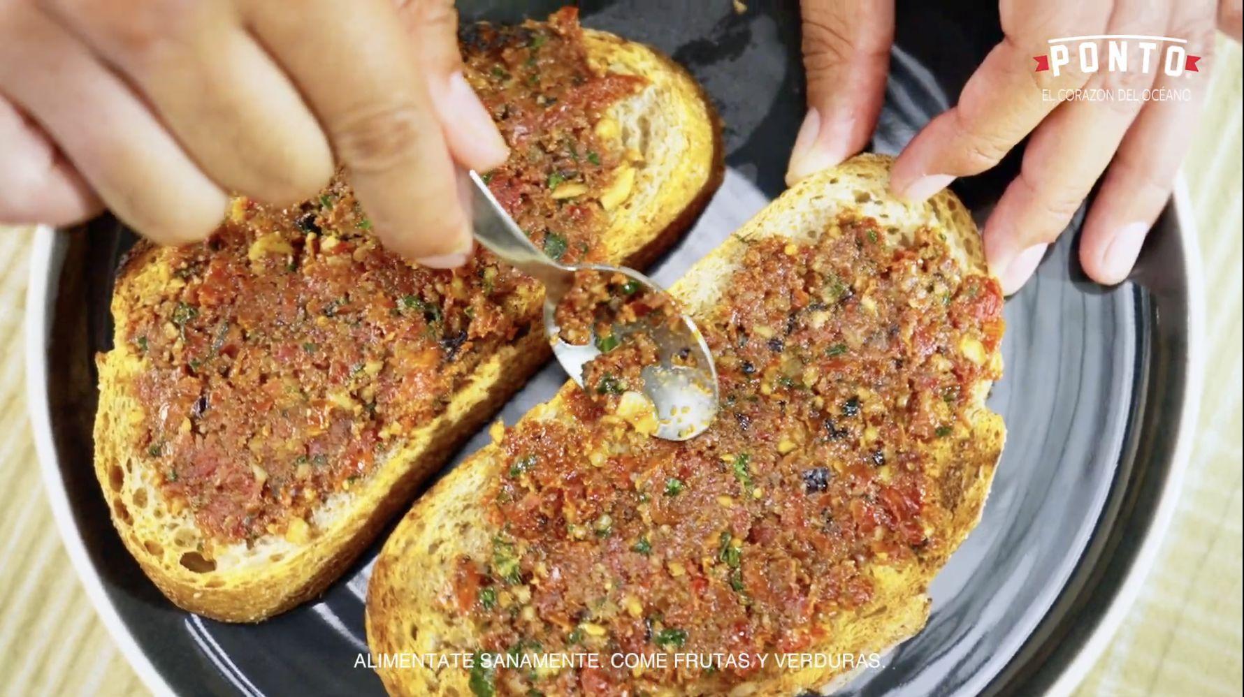 Montamos el toast con pesto, queso, sardinas y germinado.