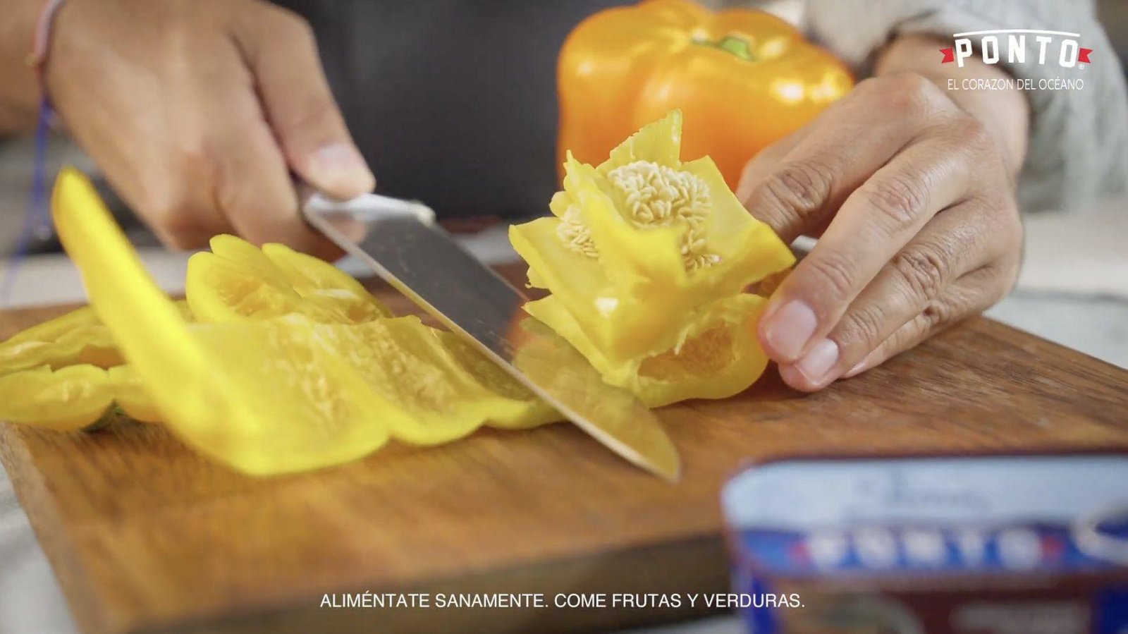 Cortamos y asamos el pimiento.