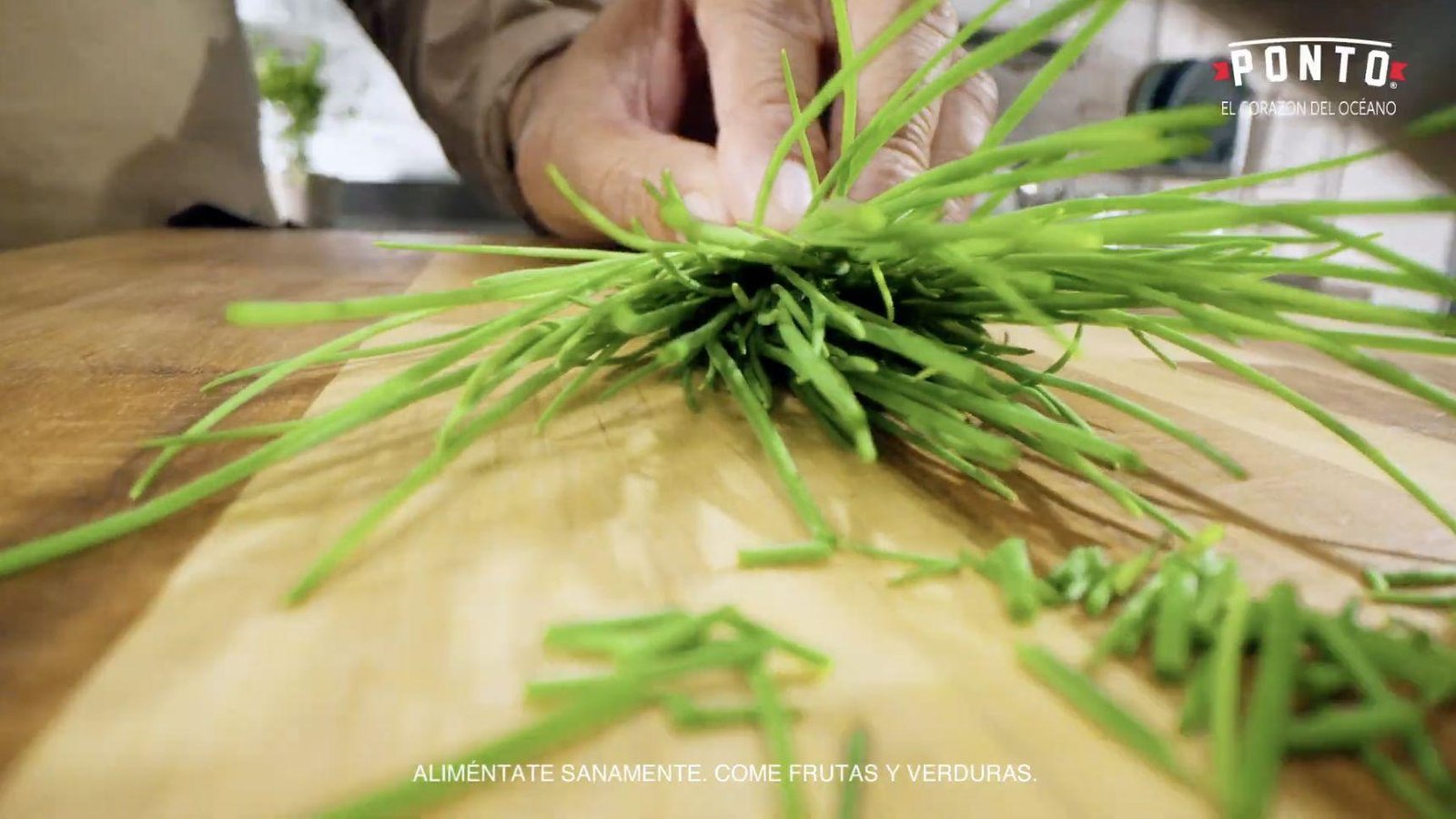 Picamos el cebollín para darle un toque fresco.