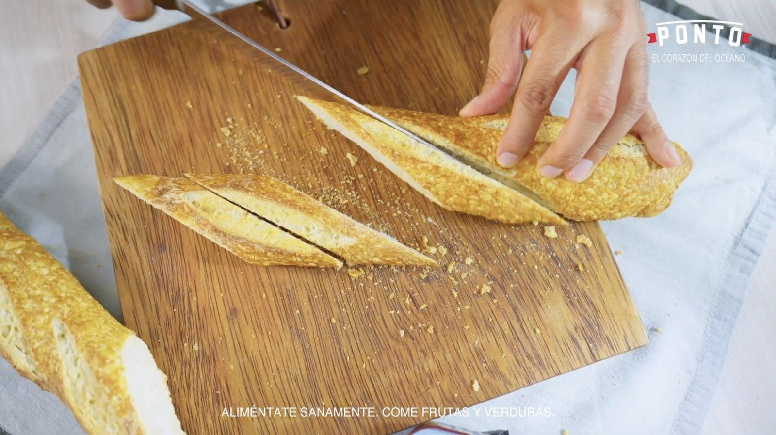 Rebanamos el pan y lo tostamos. 