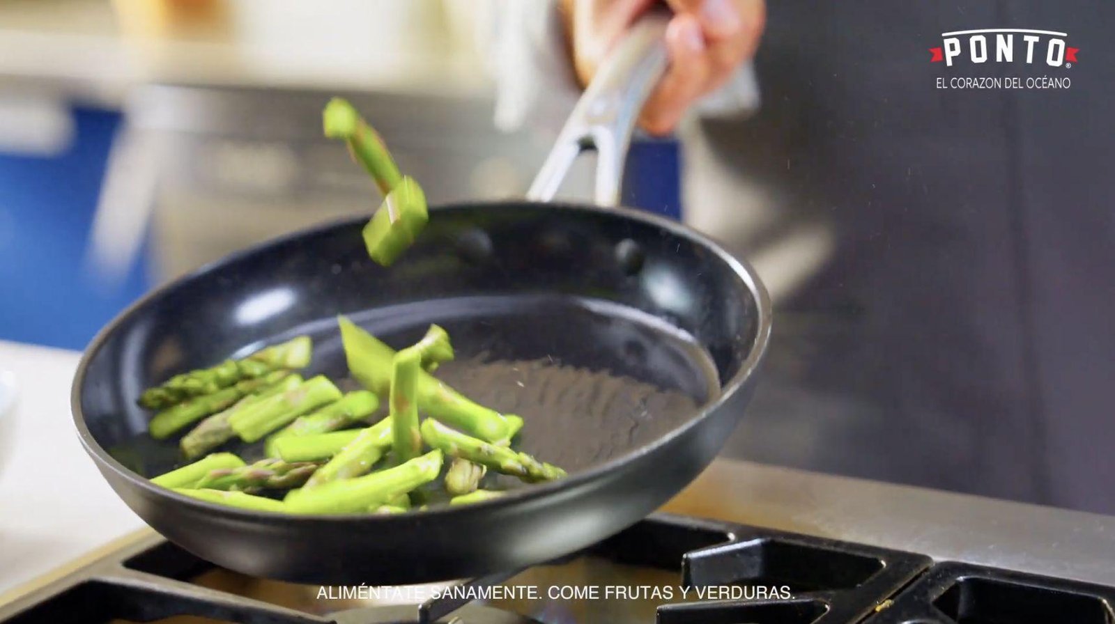 Primero cortamos los espárragos en diagonal y los salteamos. 