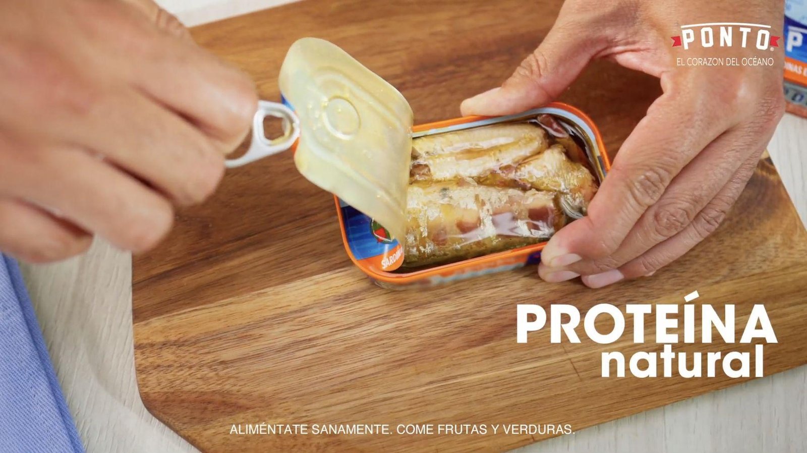 Abrimos las sardinas en aceite vegetal con picante Ponto y listas para comer fresco y saludable. 