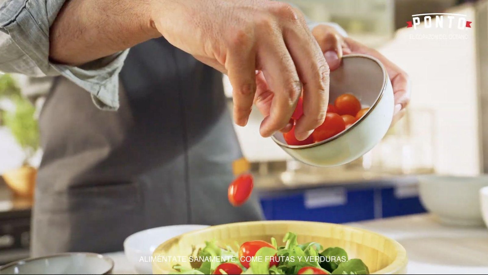 Mezclamos lechuga, arúgula, jitomate, espárragos. 