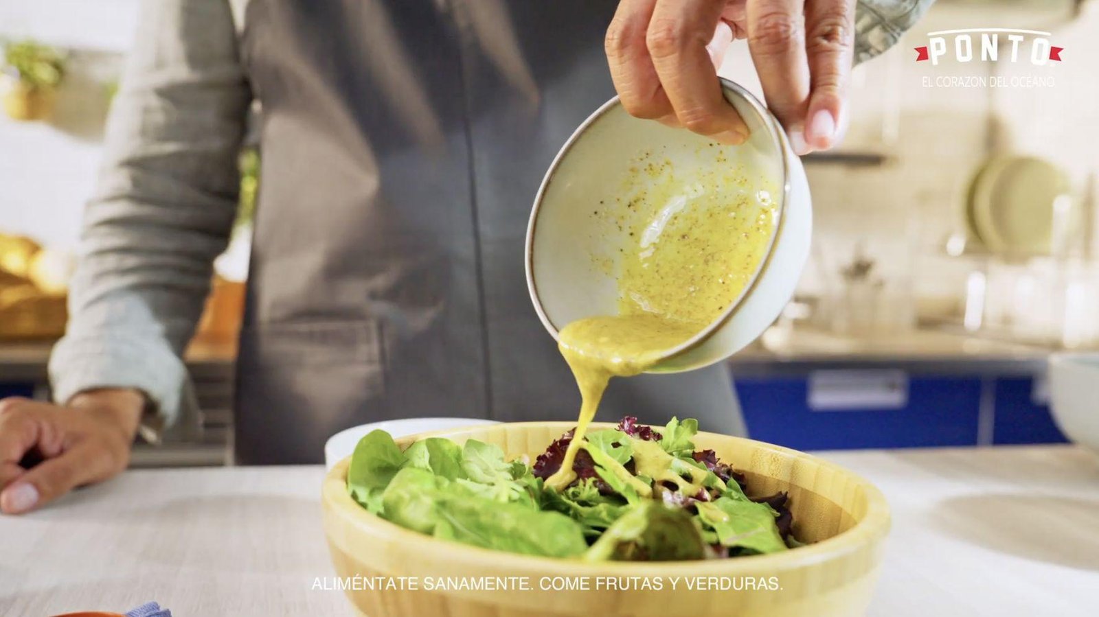 Agregamos la vinagreta, queso y semillas de girasol.