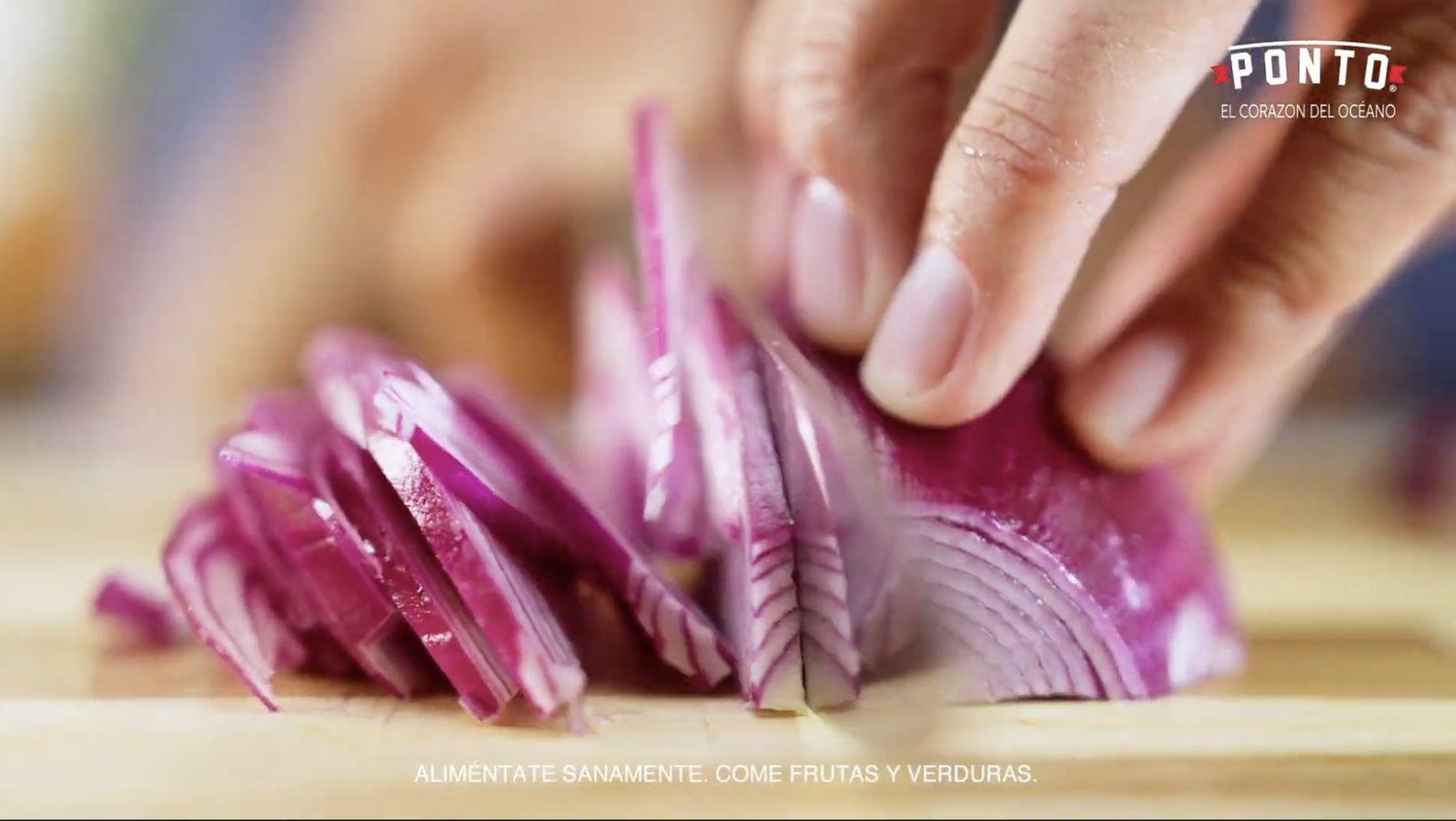 Cortamos las cebollas en julianas.