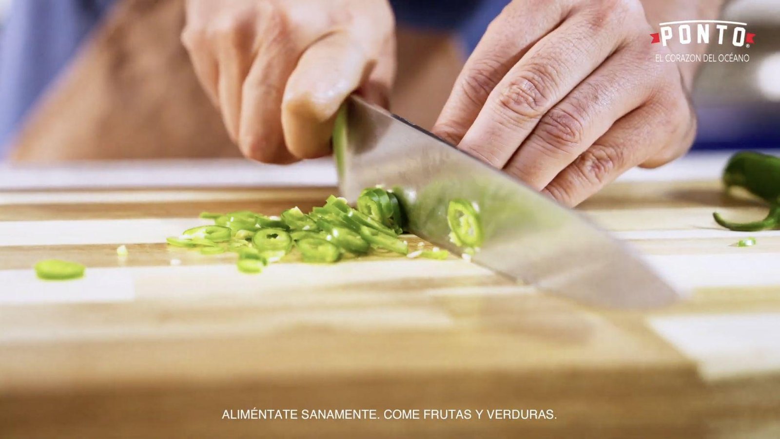 Los chiles y los rábanos en rodajas finas.