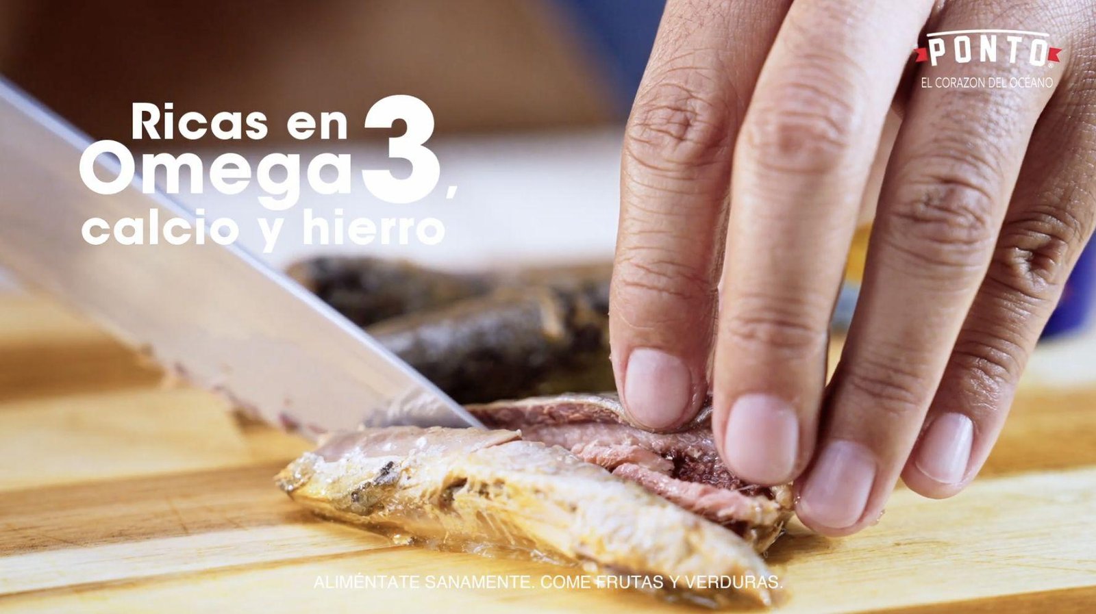 Abrimos las sardinas en aceite vegetal Ponto y las cortamos en tiras. 