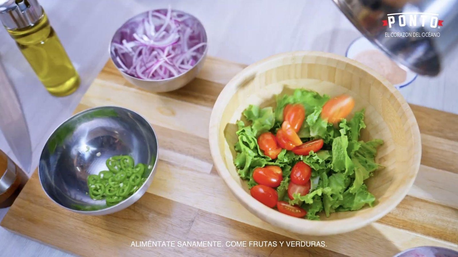 En un bowl mezclamos la lechuga troceada, jitomate, rábanos, chiles, cebolla, aceite de oliva, vinagre y salpimentamos. 
