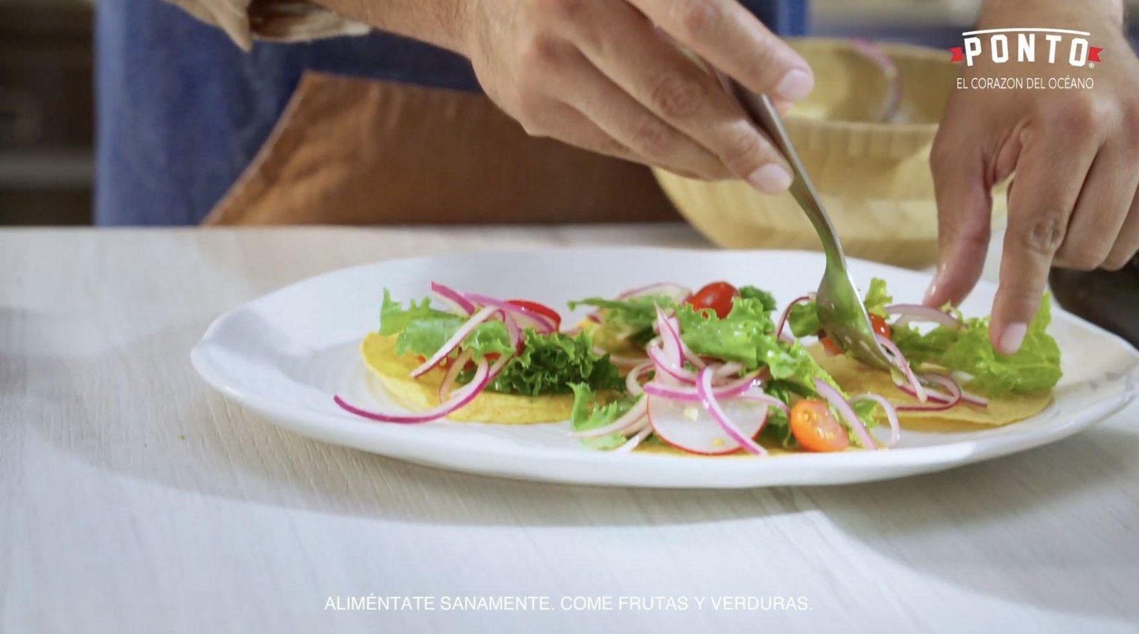 Colocamos el salpicón sobre una tostada, agregamos las sardinas y aguacate.