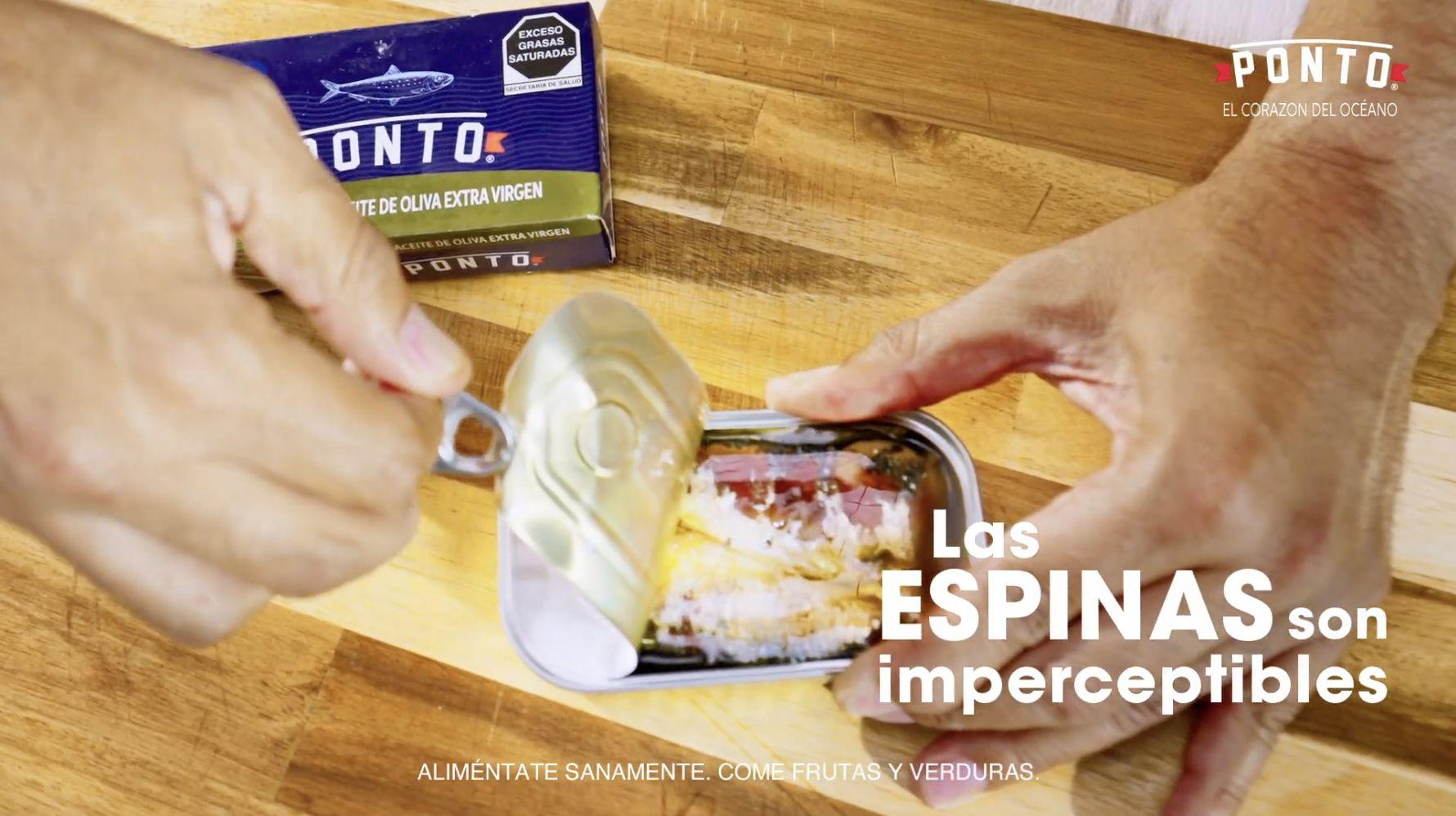 Abrimos las sardinas en aceite de oliva extra virgen Ponto y las cortamos en tres trozos. 