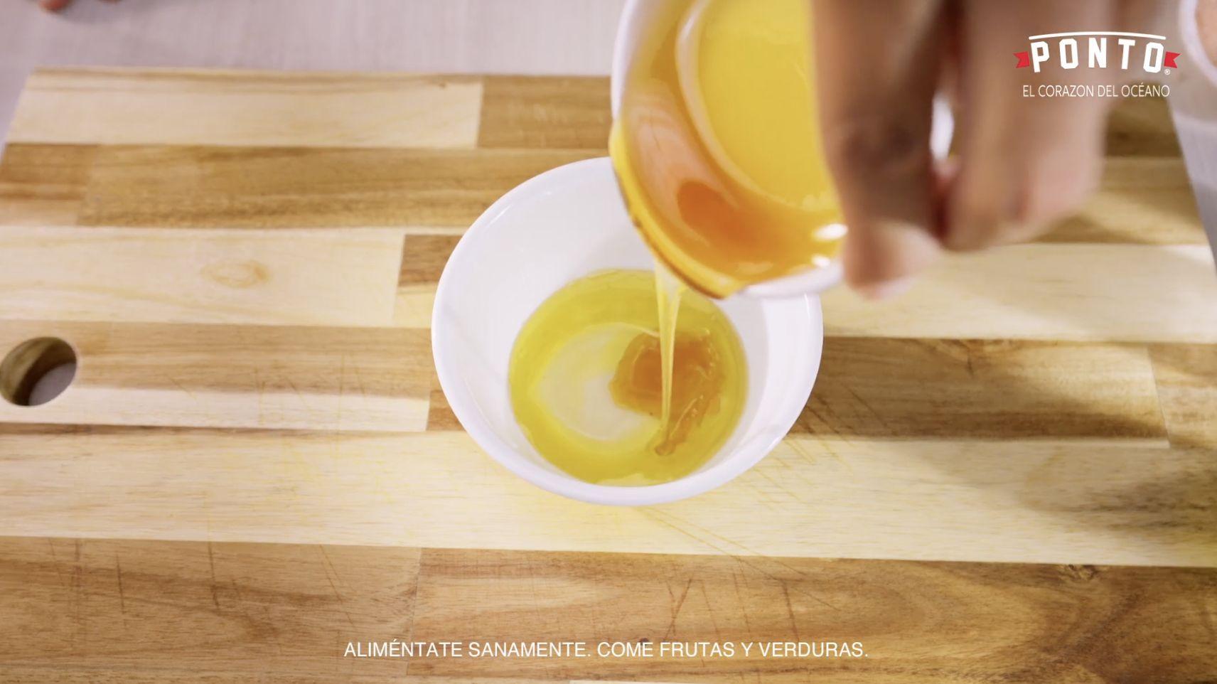 Mezclamos aceite, vinagre, sal, pimienta y miel. 