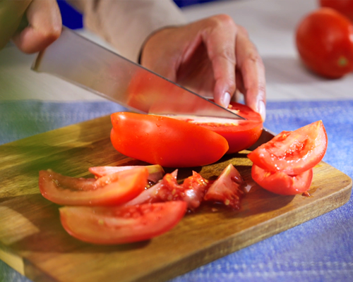 Empezamos cortando los jitomates, los licuamos y vaciamos en una olla aceite.  La salsa, sazonamos y cocemos por 10 minutos.