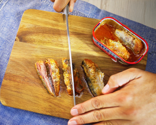 Abrimos las latas de Sardinas en Salsa de Tomate PONTO. ¡Wow! Super carnosas y llenadoras.