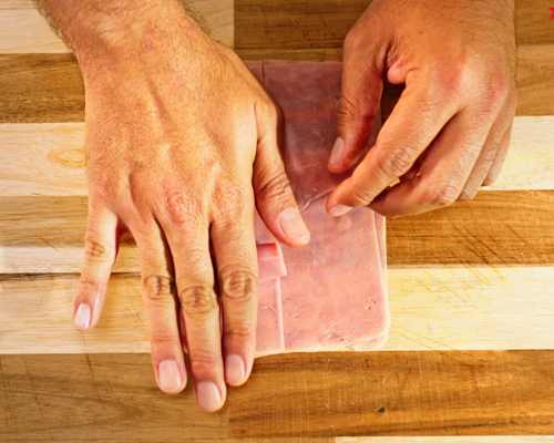 Picamos el jamón, la jícama y el mango en cubos.