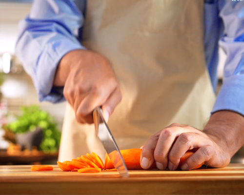 Luego cortamos el pepino y la zanahoria.