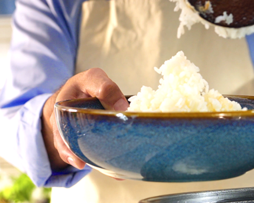En un bowl agregamos arroz y cortamos los ejotes.