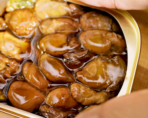 Abrimos los Ostiones Ahumados Ponto, son tan prácticos que los puedes llevar a donde sea.