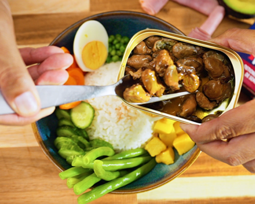 Añadimos los ostiones al centro, agregamos salsa de soya, aguacate, ajonjolí. ¡Y listo!