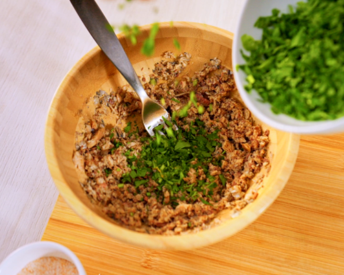 Agregamos mostaza, perejil, cebolla, pan rallado, huevo y mezclamos.