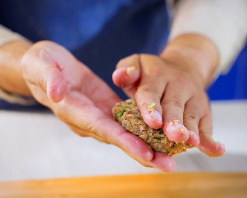 Formamos las hamburguesas. Sus espinas son blandas y no se sienten.