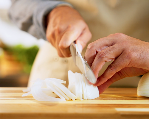 Primero cortamos la cebolla en juliana, la ponemos en un sartén para caramelizar.