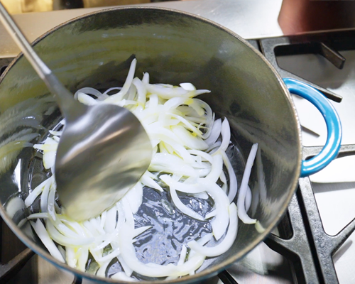 Añadimos el ajo finamente picado y cortamos la lechuga.