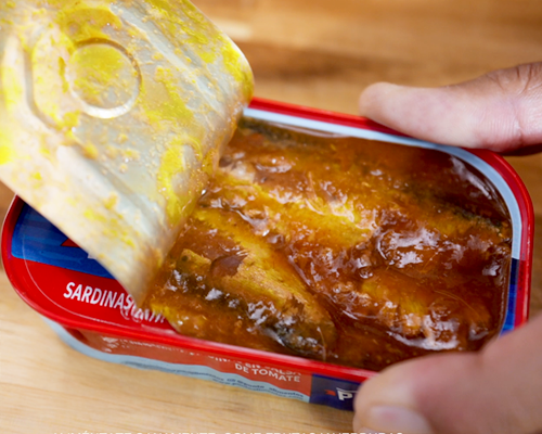Abrimos las latas de Sardinas en Salsa de Tomate Ponto, los huesos son imperceptibles para que los niños las disfruten.