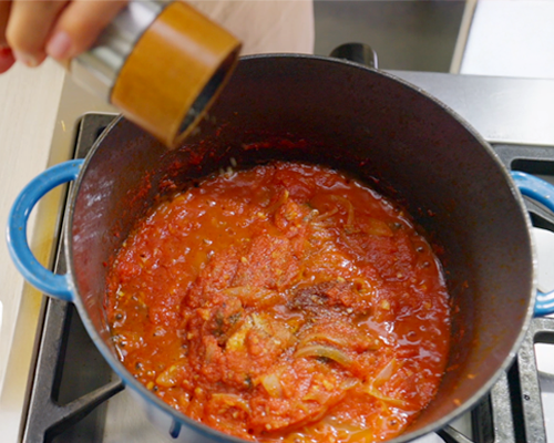 Licuamos los jitomates, agregamos las cebollas, las sardinas, salpimentamos y dejamos cocinar 5 minutos más.