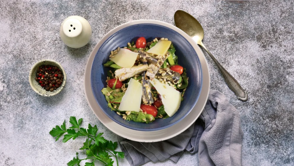 Ensalada healthy de espárragos y arúgula con sardina