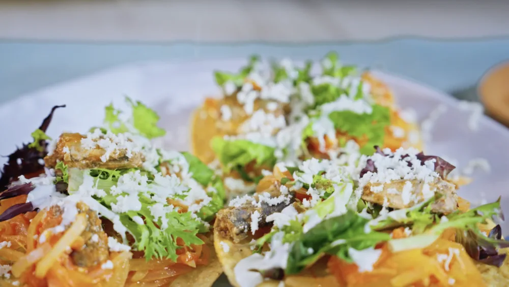 Fáciles y nutritivas tostadas de tinga con sardina